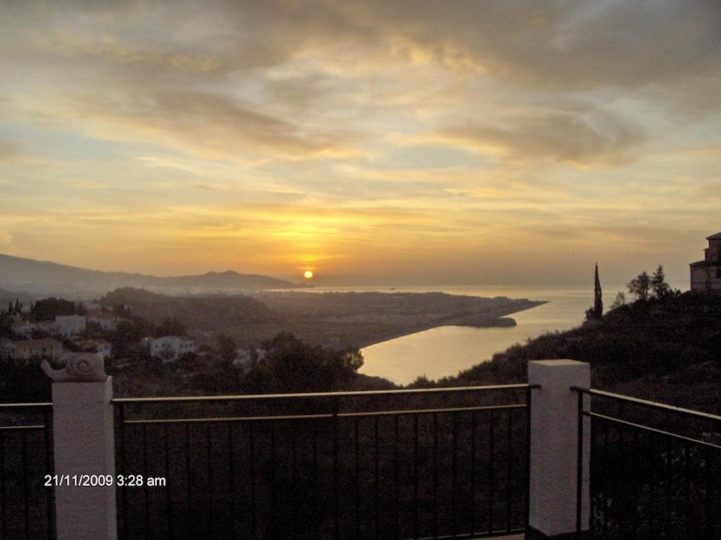 Villa La Torrecica, Con Caracter Andaluz Y Magnificas Vistas Al Mar Y Sierra Nevada Salobreña Exterior foto